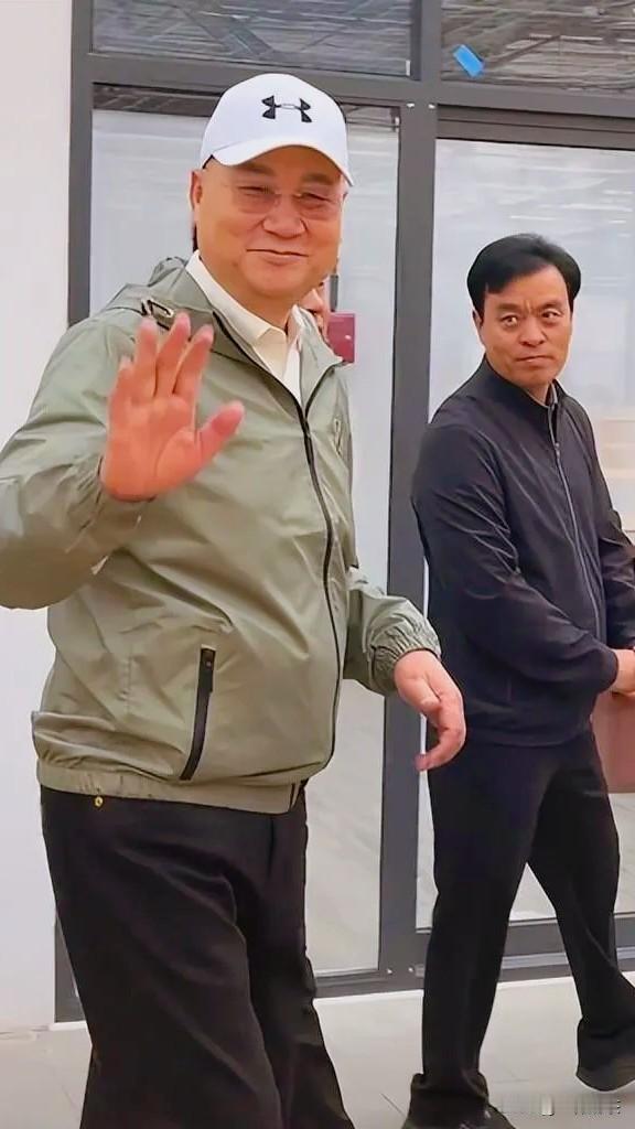 73岁的迟重瑞在河北保定被偶遇，同行的是继子、富华国际集团董事长赵勇。这次出行比