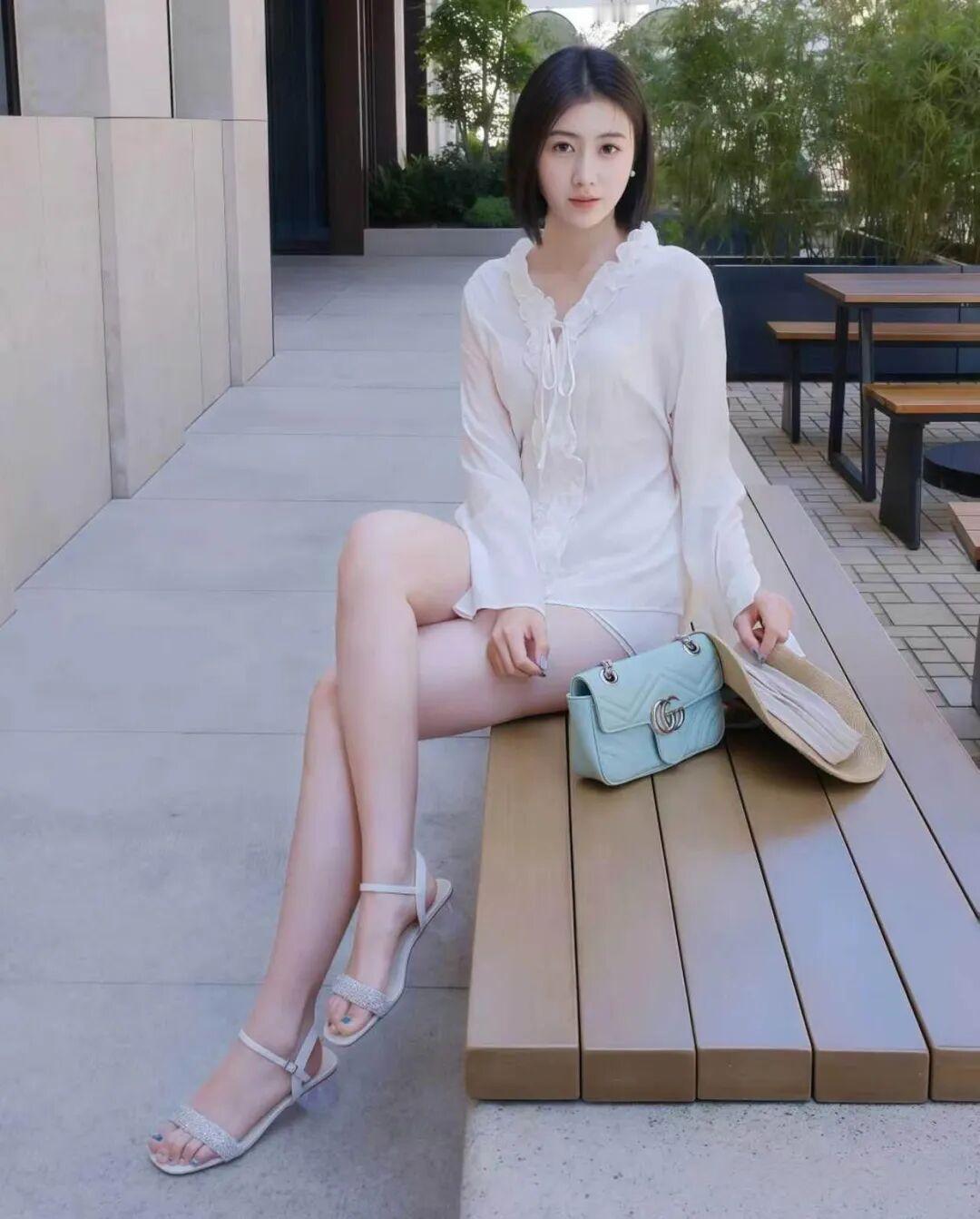 气质穿搭、清衫素雅，锦袖含芳，丽衫得体，芳衣脱俗，身形曼妙，仪态嫣然！