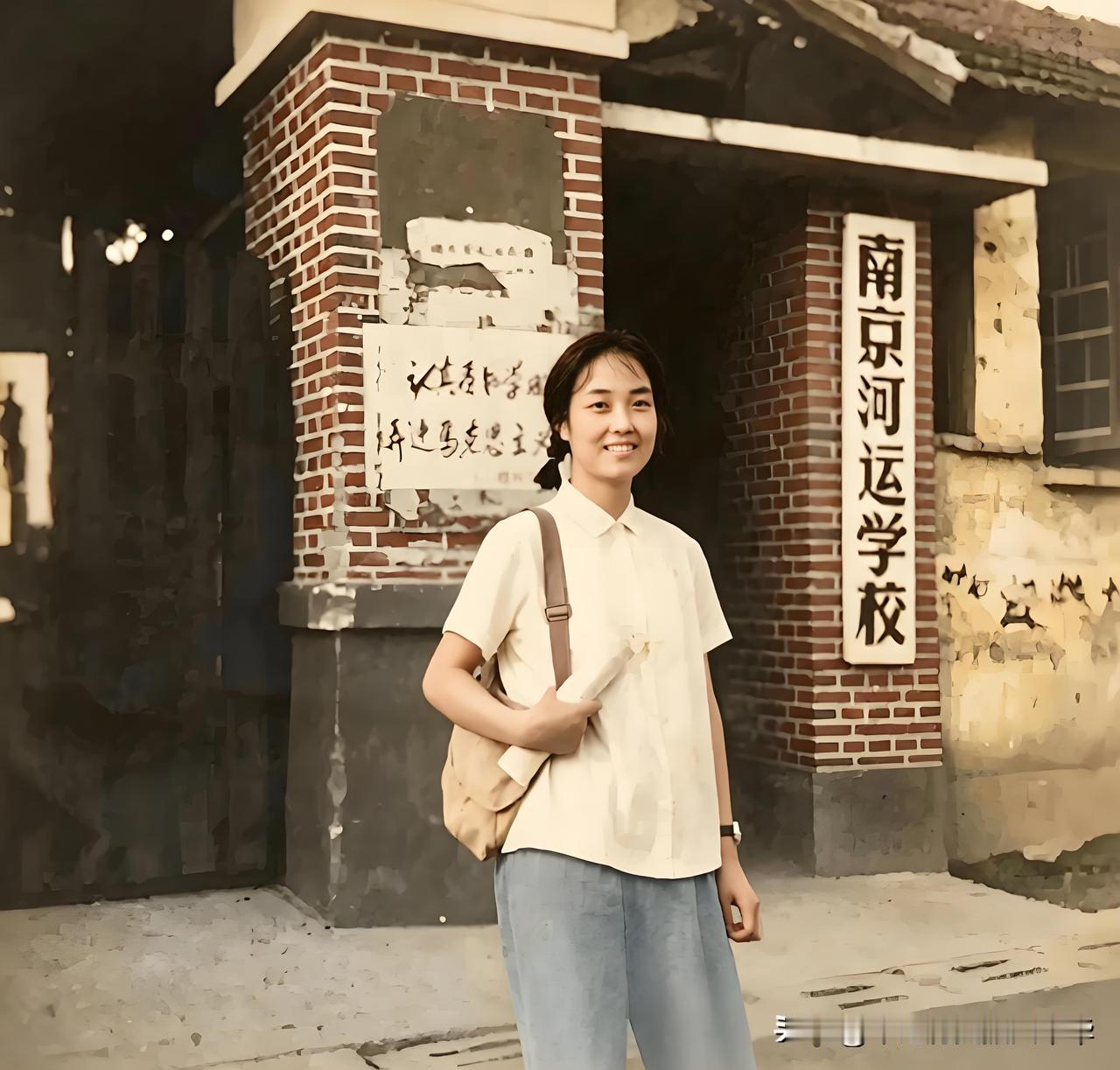 这所学校毕业生算什么学历？六七十年代，一名姑娘站在她就读的学校大门外拍下了这张