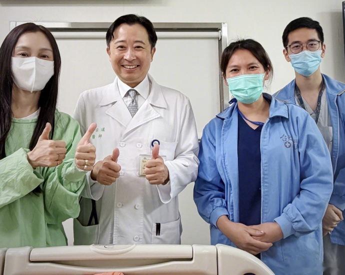 陈建州心梗术后首露面谁懂啊！看到黑人哥从ICU出来还能笑着比赞，真的破防了！他