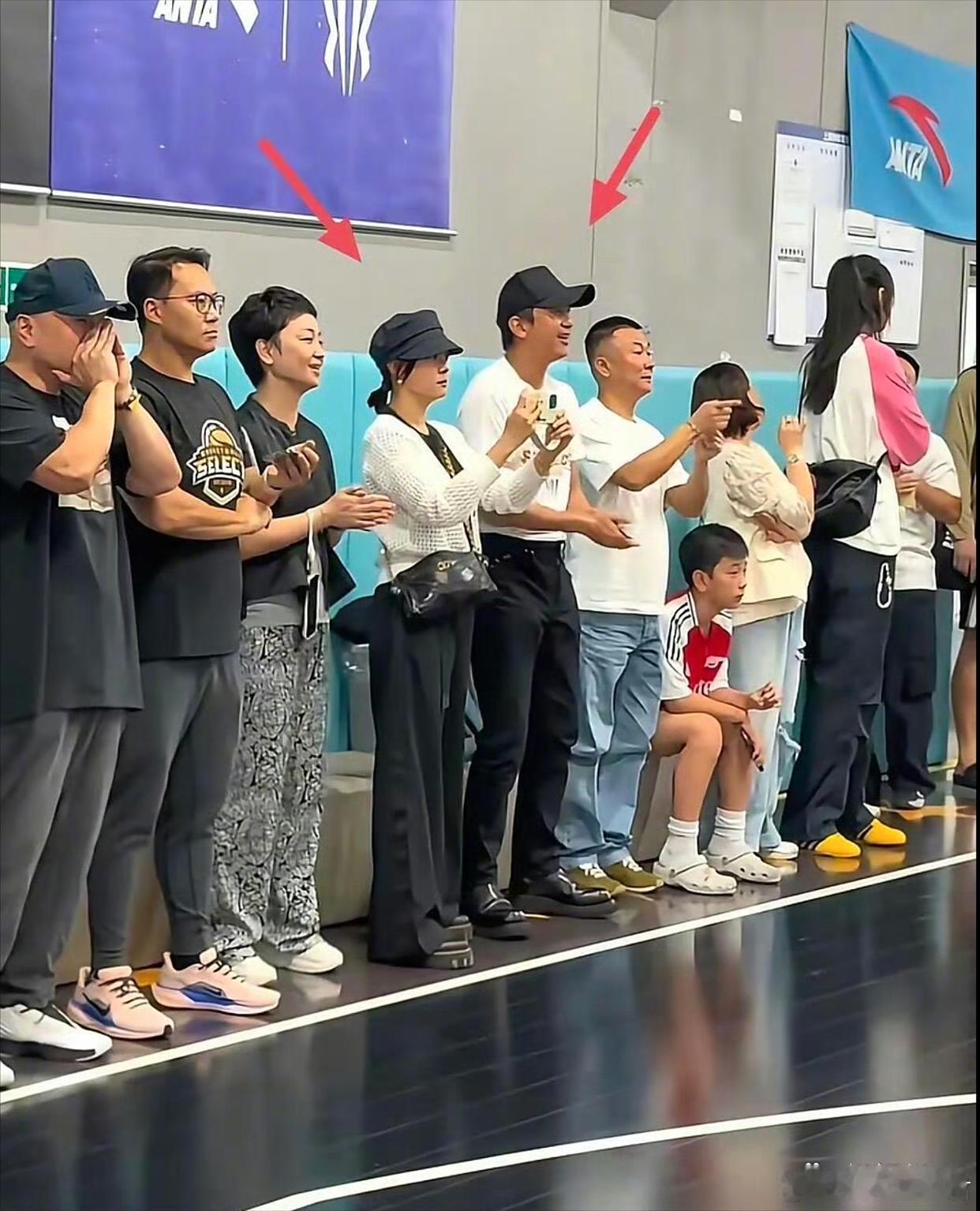 孙俪邓超13岁儿子身高面对等等上场打球，邓超跟孙俪的反应表情孑然不同，一个一脸兴