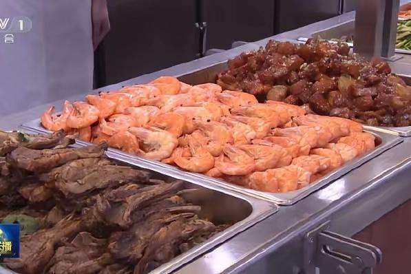 堂弟看到福建舰服役后的第一餐，心动了烤羊排，白灼大虾，红烧肉炖土豆，肉炒蒜苗，