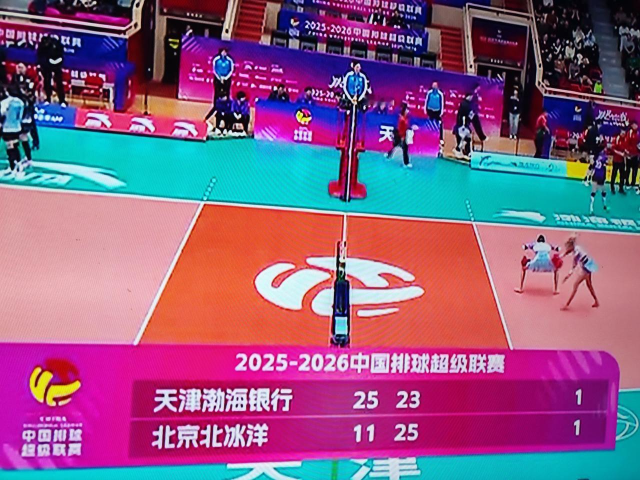 女排排超联赛季后赛，天津女排对阵北京女排，天津女排25：11拿下第一局，第二局北