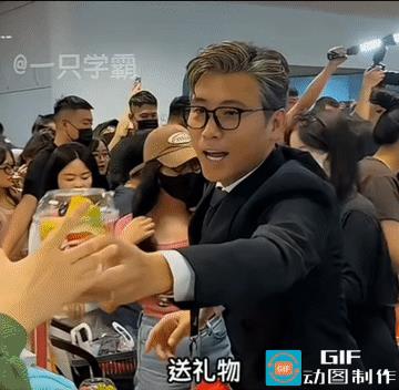五十岁正是闯祸的年纪，李乃文又又又又闯祸了。[笑着哭]《凡人修仙传》扫楼送礼物，