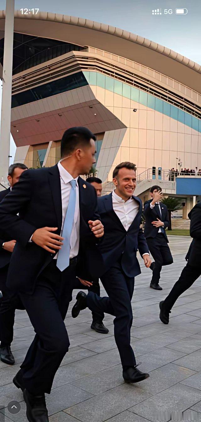 马克龙太开心了，在一声声靓仔中迷失自己，像个孩子一样，法新社出品：“他跑得好像泰