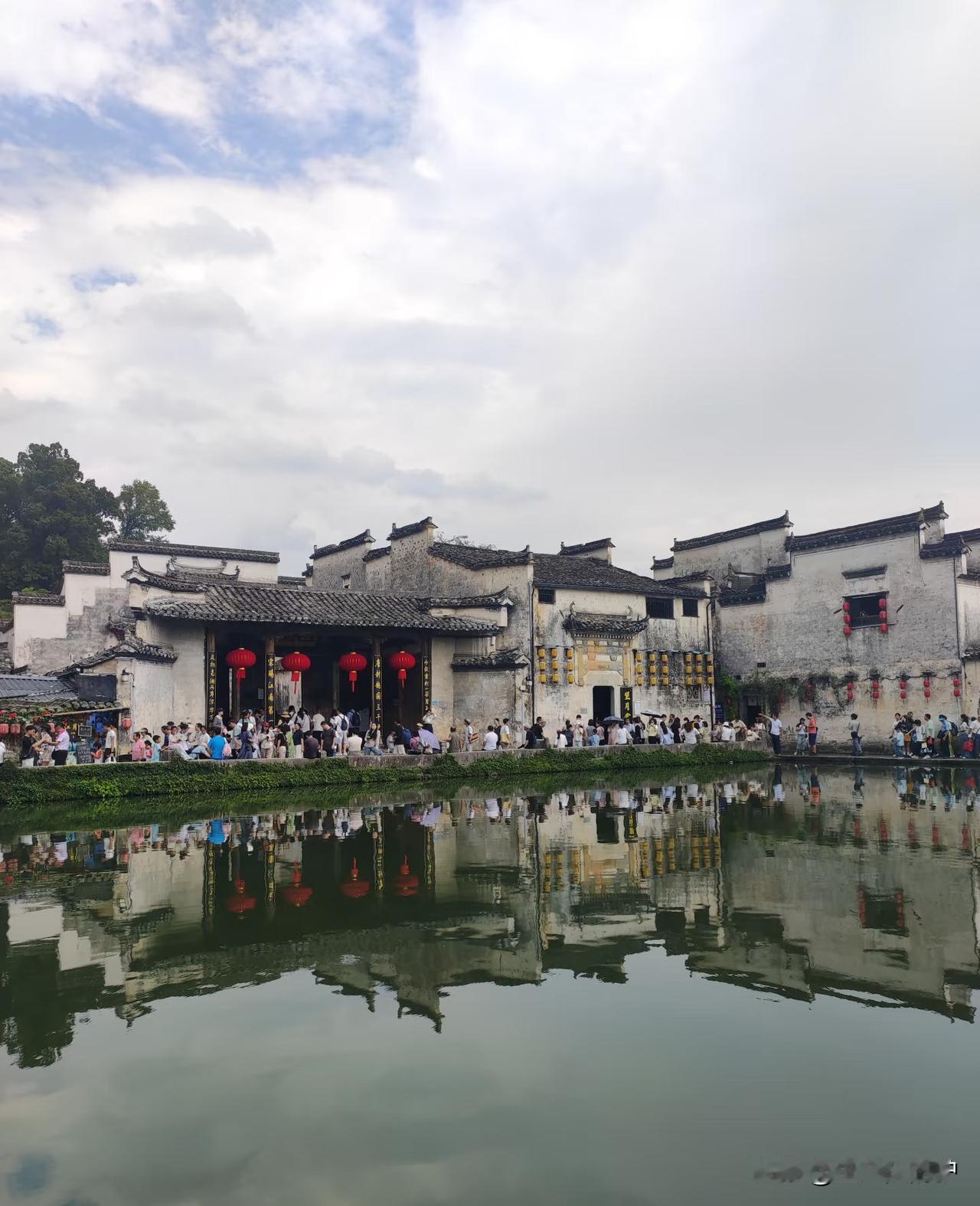 国庆假期本来满心期待冲黄山，结果手慢没抢到票，临时改道去了徽州古城——毕竟是“四