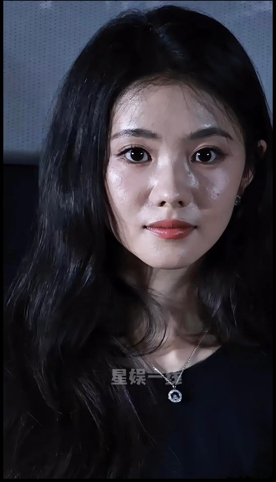 刘浩存的眉眼真的是和妈妈越来越像了！