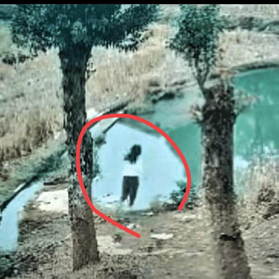 遇到这样的孩子怎么办？​一个女孩天天玩手机，家长说了她几句，她就跑到外边池塘边