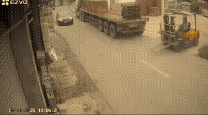 差点害人害己！叉车在路上出了事故谁负责？10月11日，一名越南男子开着叉车正在装