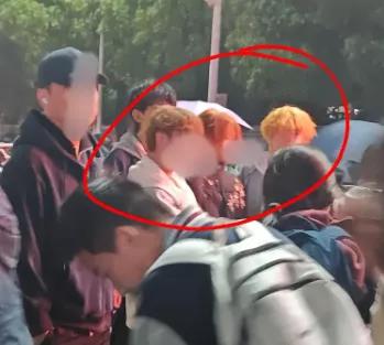 这帮黄毛又来了！苏州盛泽二中北门口，几个染着亮黄头发，叼着烟头的年轻人，连着几天