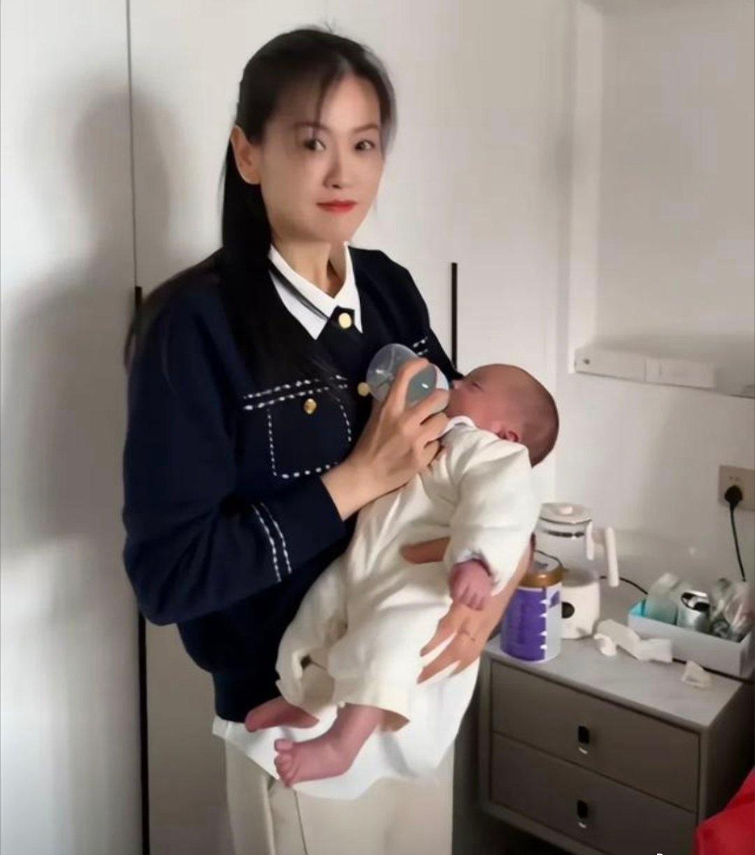 安徽有个40岁奶奶最近火了。她抱着才几个月大的孙子喂奶，被好多人问是不是他妈
