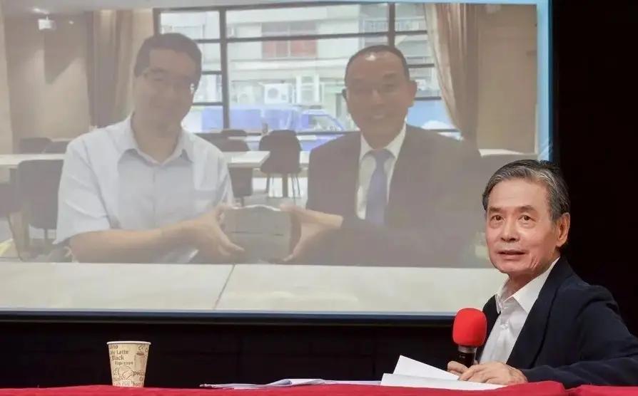 剧情又翻转，金小刀又亮出萧旭岑和台商的合影，两人笑着拿着200万台币现金，以此证