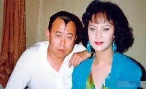 1996年，潘长江走红后，大摇大摆地跟妻子杨云提出离婚。杨云拍桌子怒怼：“当年医