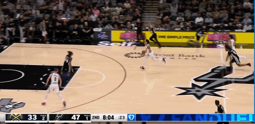 晃了个寂寞布劳恩既不懂什么叫兵贵神速，也不懂什么叫事不过三。布劳恩篮下接斯特