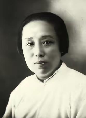 1942年，何香凝乘船遇匪，匪徒逼停船只，众人恐慌，几乎陷入绝望，何香凝却说：“