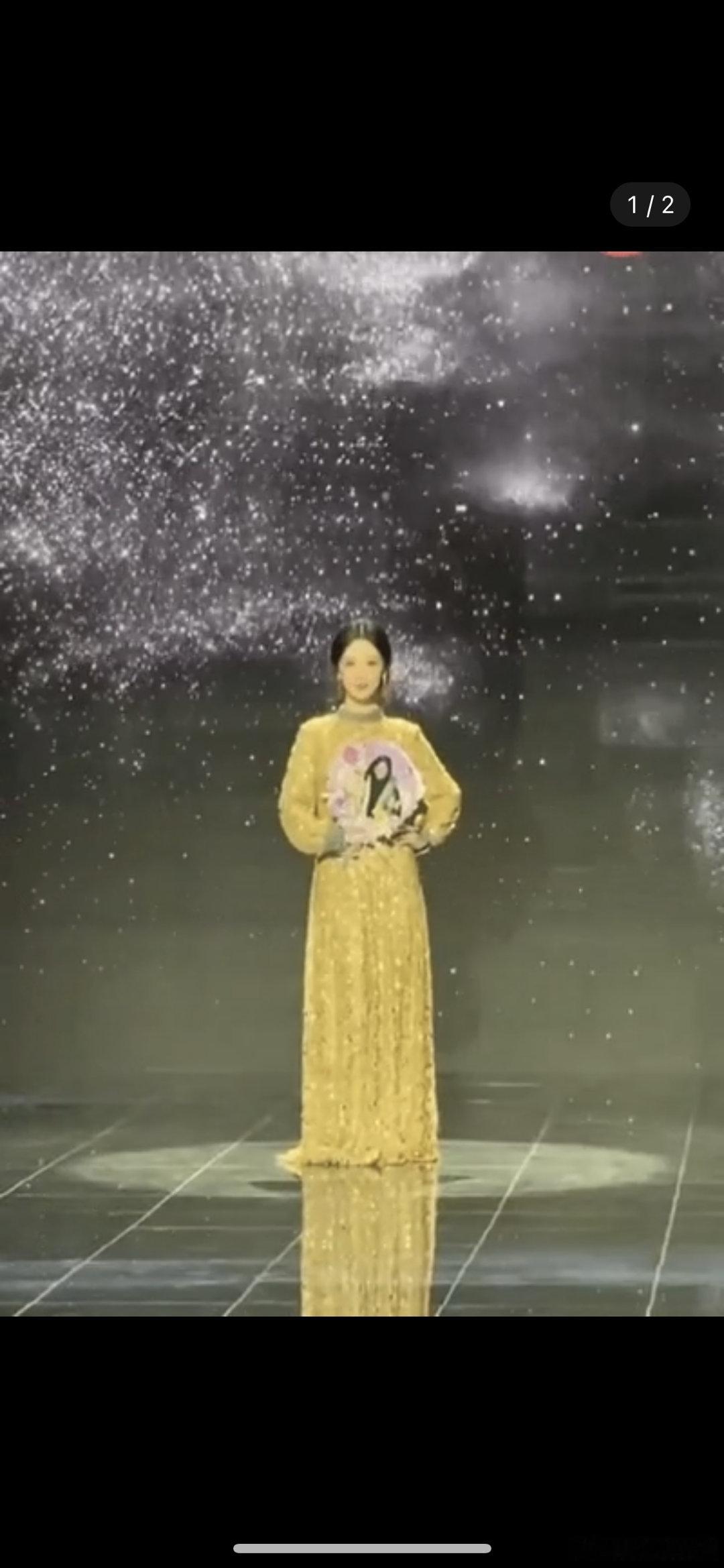 微博之夜的灯光能看得出来杨紫吃的很好