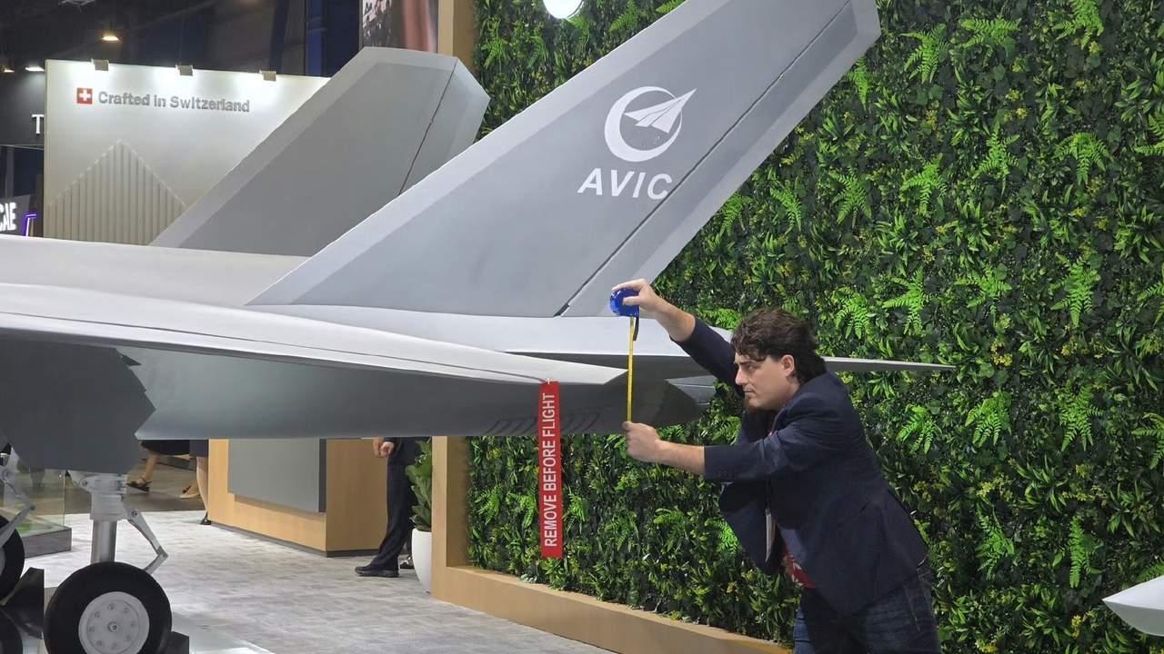 俄:阿美你们家咋越来越抽象了美:你这话什么意思俄:你家人在航展上拿卷尺量