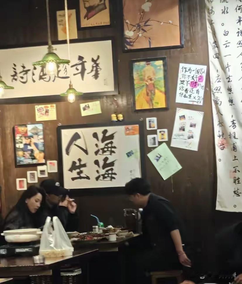 偶遇汪峰森林北吃火锅，两个人感情不错，汪峰毫不掩饰对森林北的喜欢，吃着饭两个人头