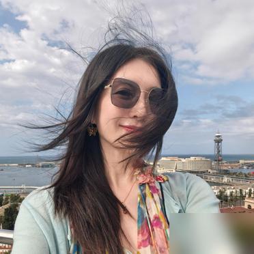 别再吹江疏影的松弛感了。我告诉你，那身针织开衫配牛仔裤，根本不是穿搭，是她焊死在