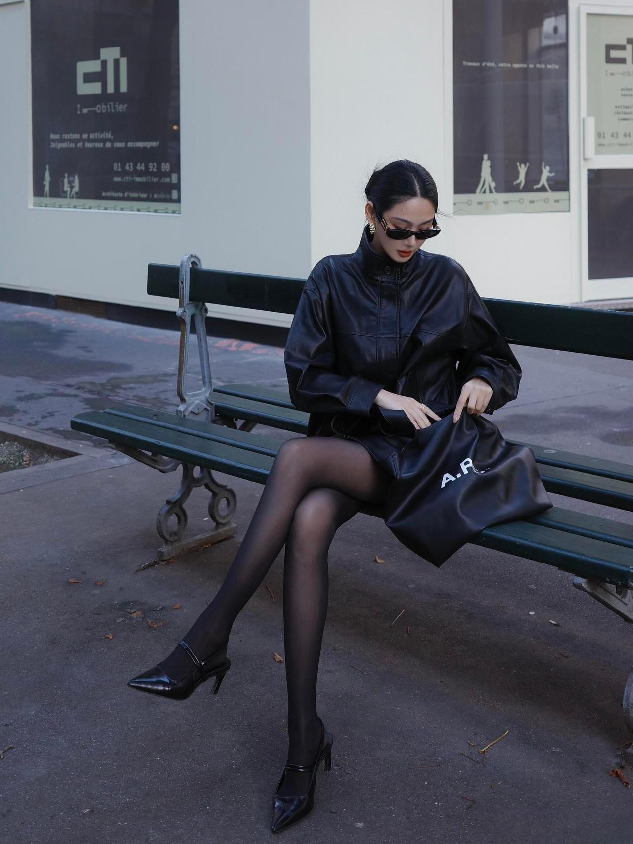 这套穿搭将酷飒朋克与复古优雅完美融合，风格极具张力又具高级感。黑色皮革套装质感硬