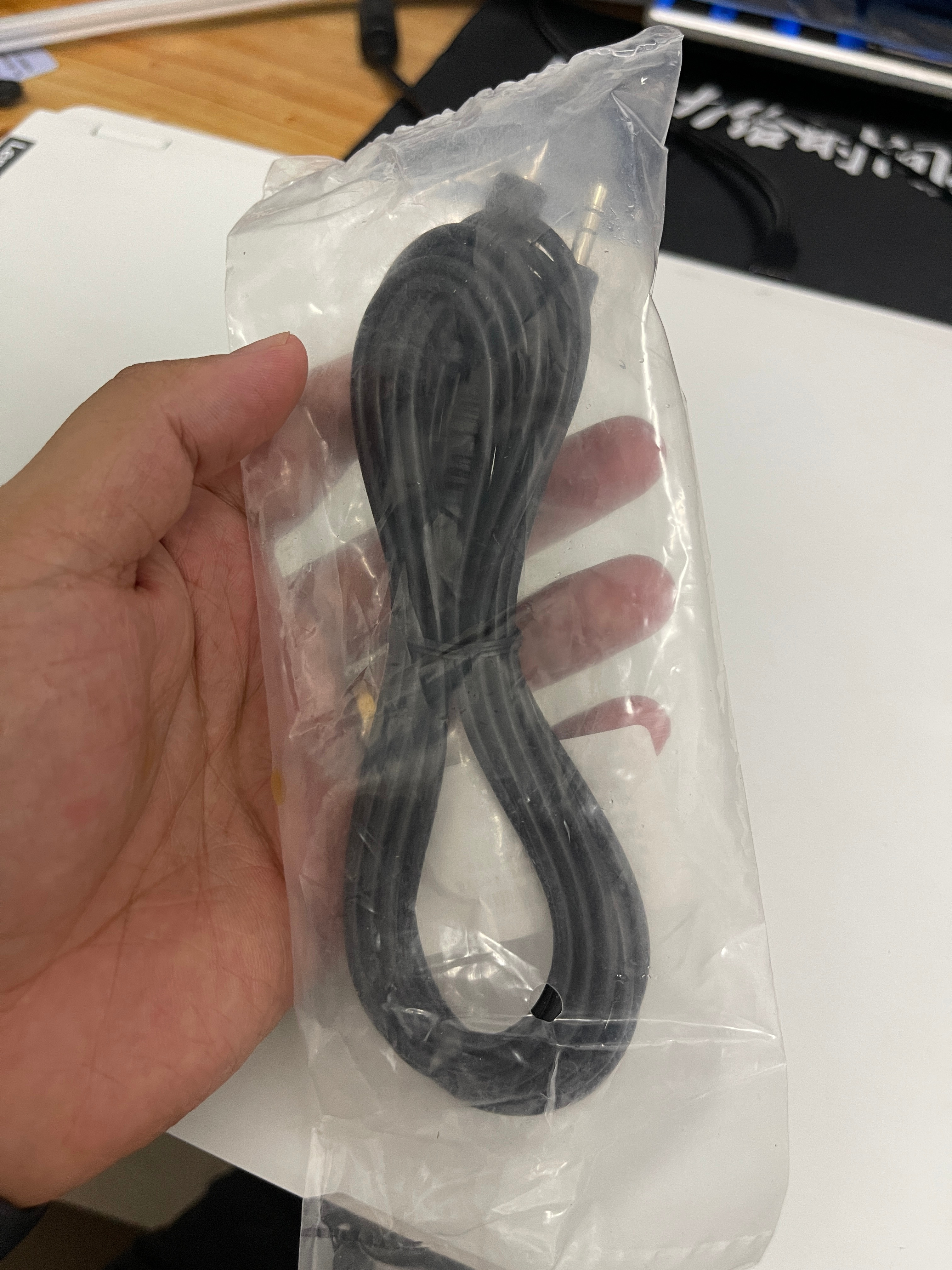 为了让我的台式电脑和显示器能共用一个音箱，我买了一根二合一音频线。刚到家了，装上