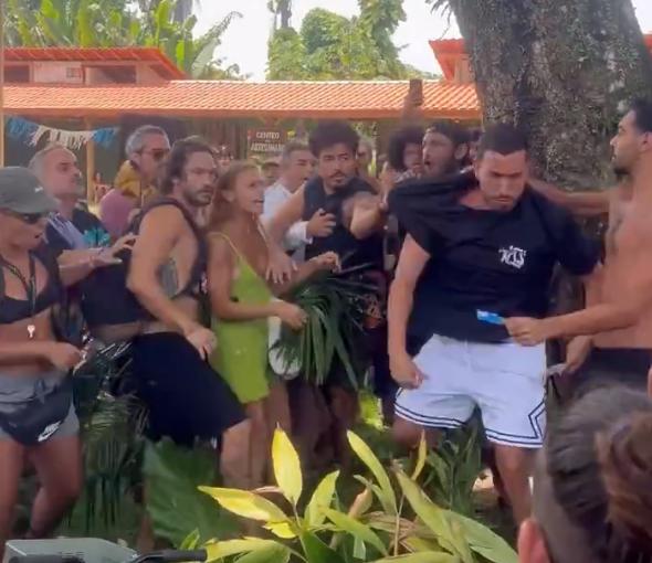袭击手持巴勒斯坦旗帜女子后，以色列男游客遭巴西本地人群殴，周围人一片喝彩！事