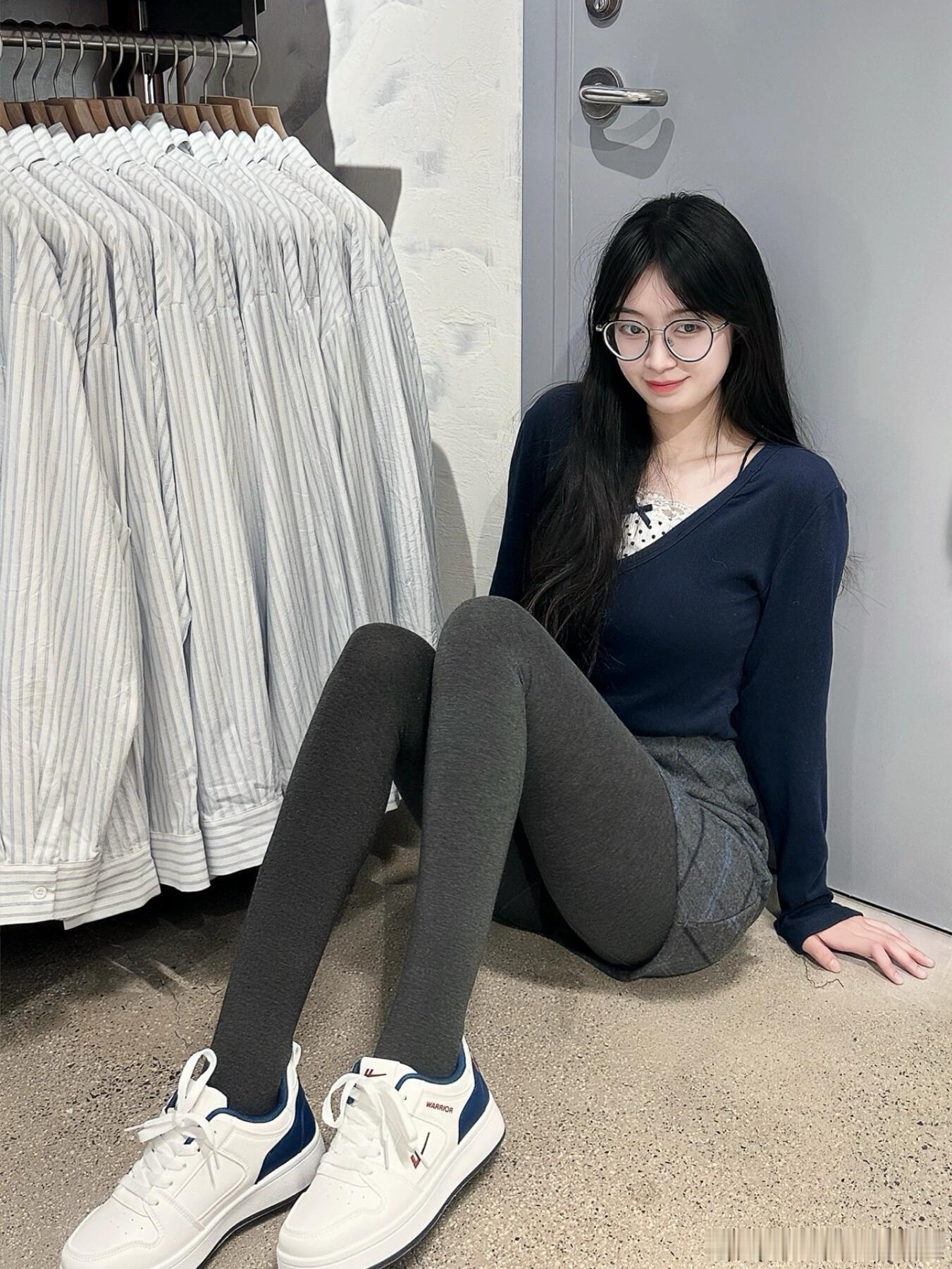 戴眼镜穿丝袜，颜色是很特别的灰色呀~