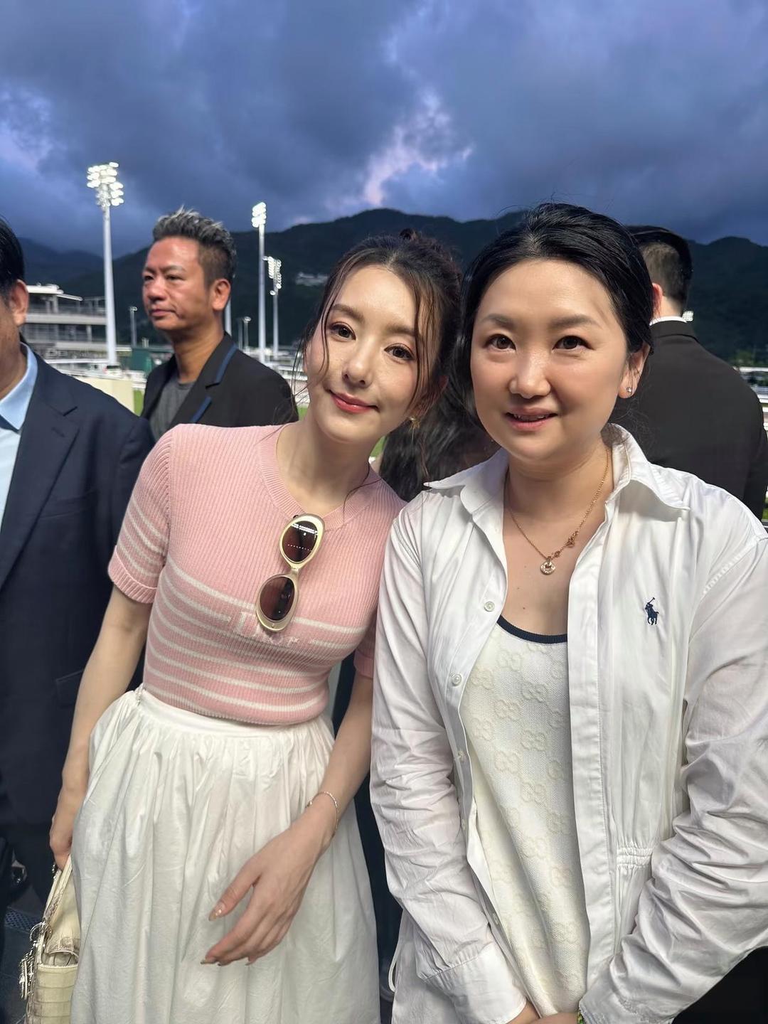 61岁郭富城和老婆方媛带大女儿、二女儿到香港沙田看赛马，他穿着一身西服，打扮贵气有型，外表好年轻，身