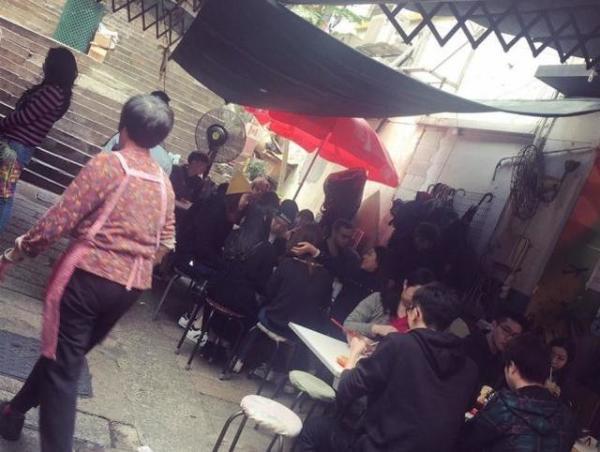 热点话题:张柏芝下楼给儿子买早餐背影显落寞