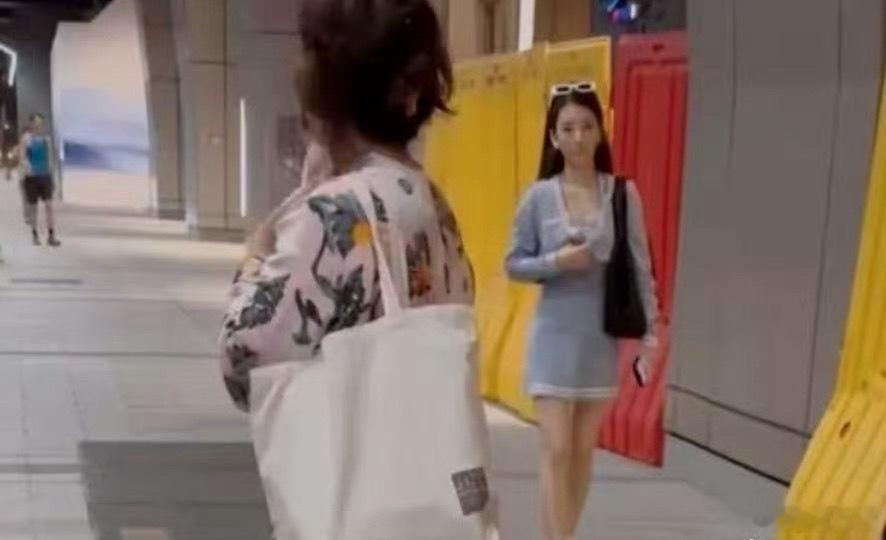 偶遇方媛带女儿逛街方媛被路人偶遇的照片，最大感受就是真。没精修没滤镜，女儿一前一