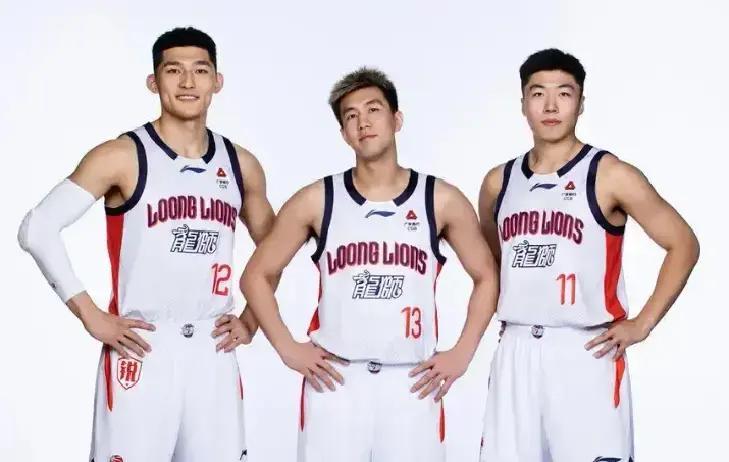 郭艾伦回来了，一出手就拿了全场最高的16分，全是硬桥硬马的一打三。裁判眼瞎