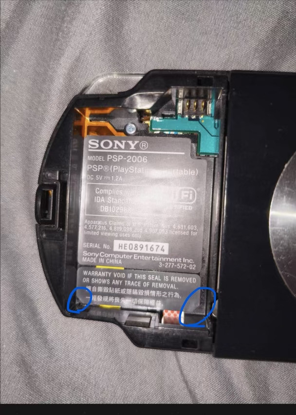 PSP2000电池仓各缺一角是原装机吗