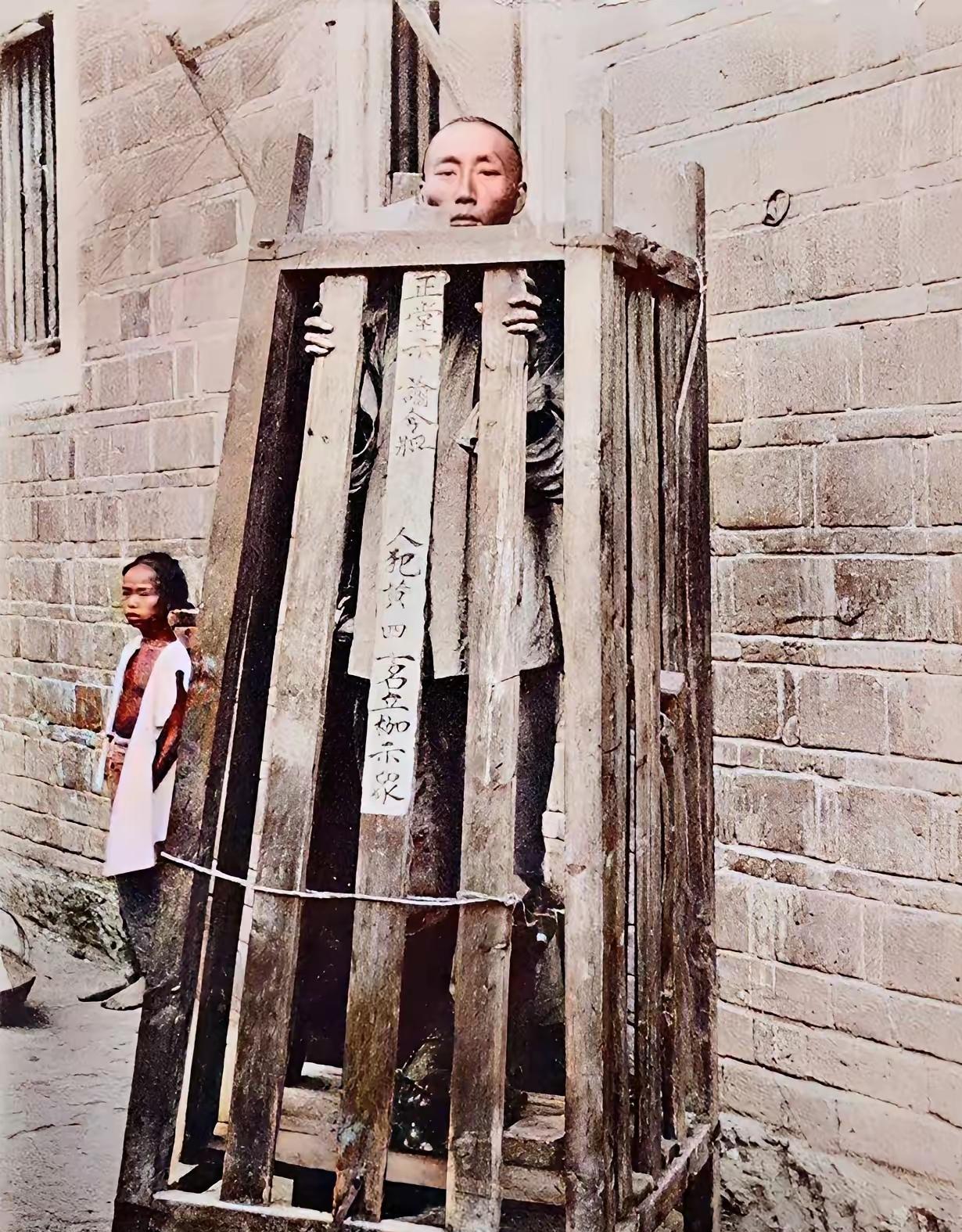 图为晚清时期惩罚犯人使用的刑具“站笼”。站笼的前身是枷刑，让人受折磨程度比其有过