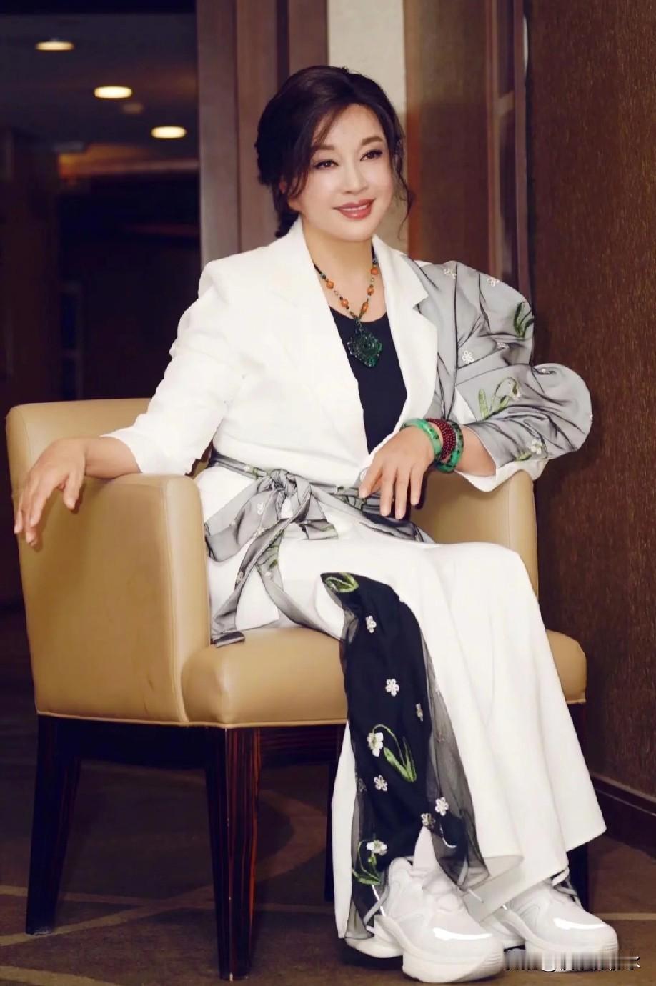 75岁的刘晓庆，终于还是向世俗“低头”了。家庭聚会上，她抱着妹妹的孙子，