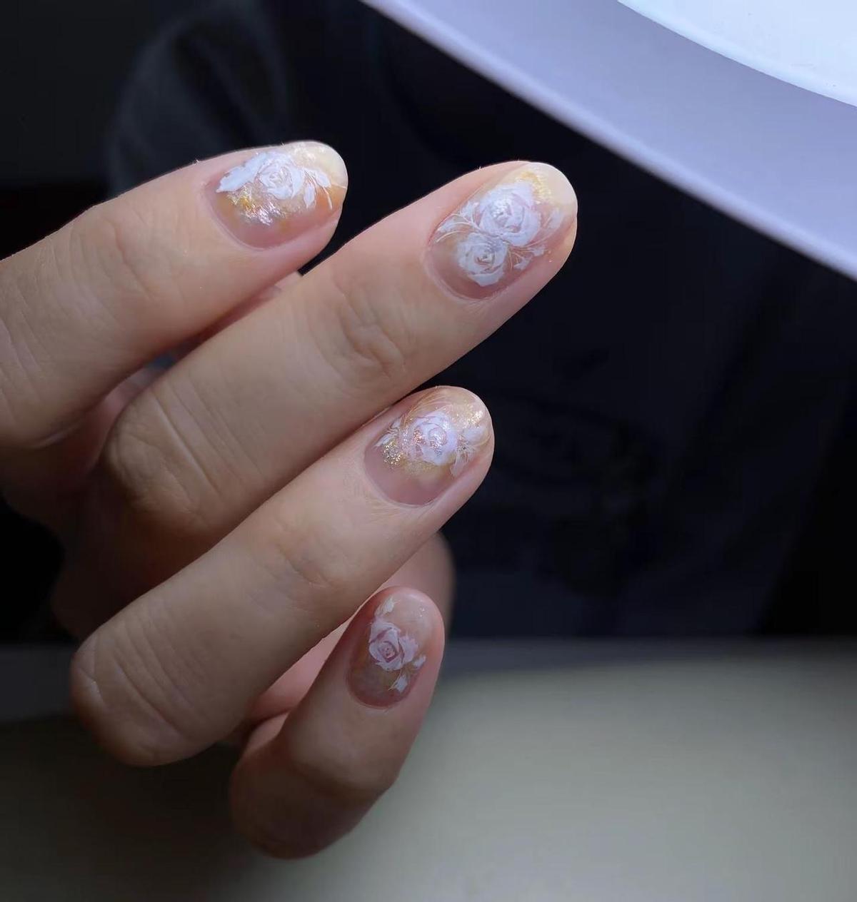 蛋花汤美甲，不是吐槽，是真香。奶白打底，淡黄晕开，玫瑰色像撒了把花瓣进去，不浓