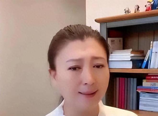 53岁闫学晶一天的行程，让所有喊累的年轻人闭嘴。早上5点顶着雪在片场妆发，上午