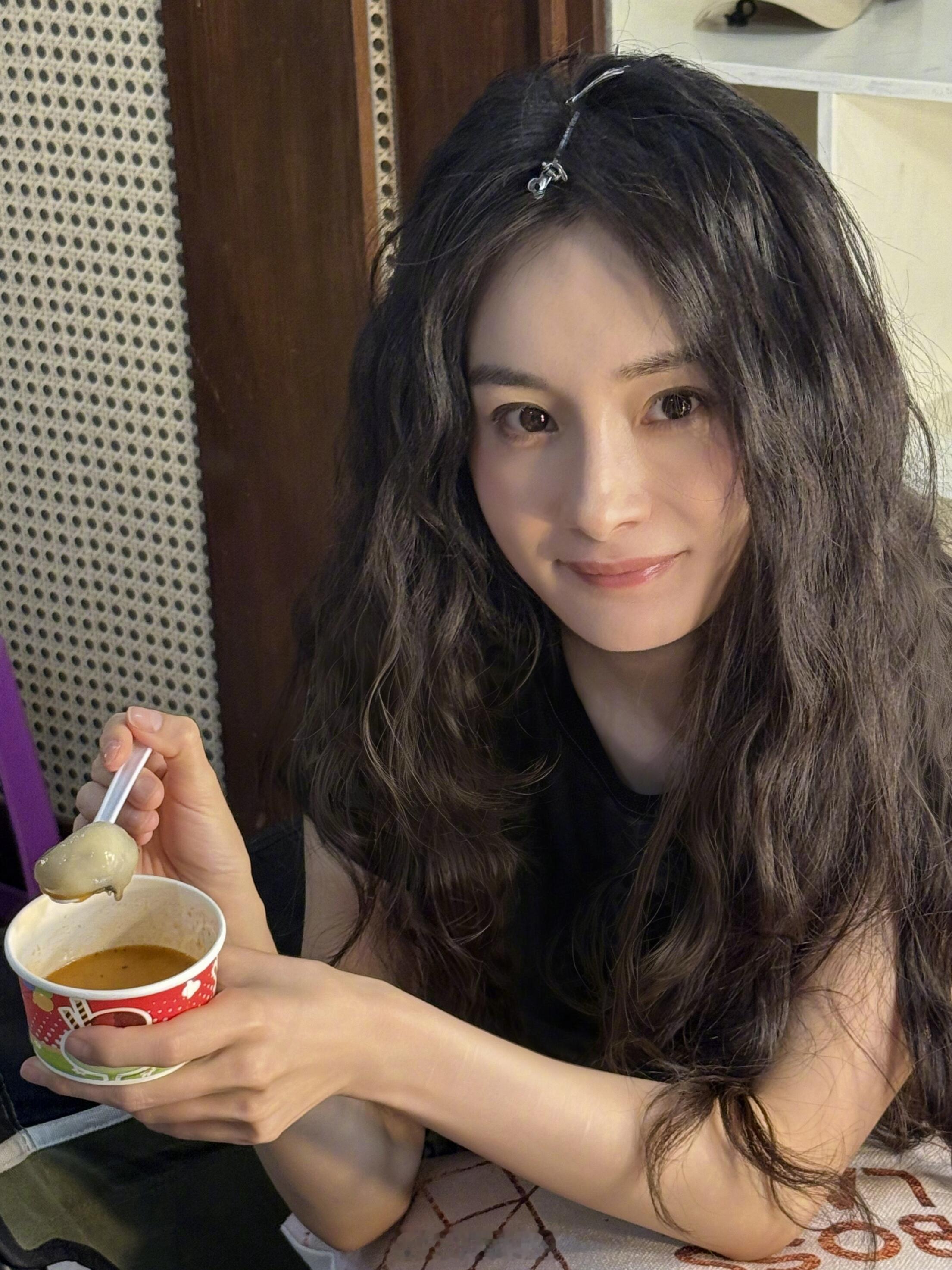 杨幂真的越素越美