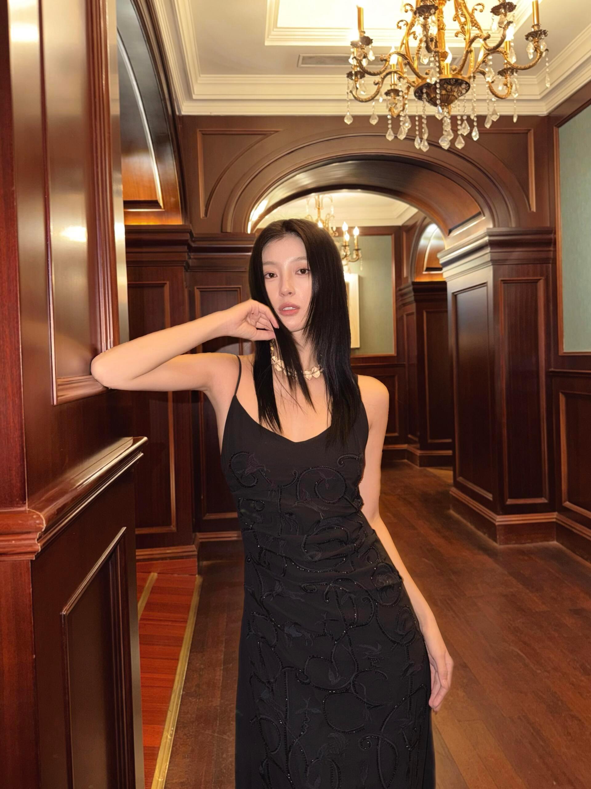 挂脖红裙颜色不艳不暗刚刚好～很有高级感！🥂最简单的小黑裙也是暗藏心机印花线条很