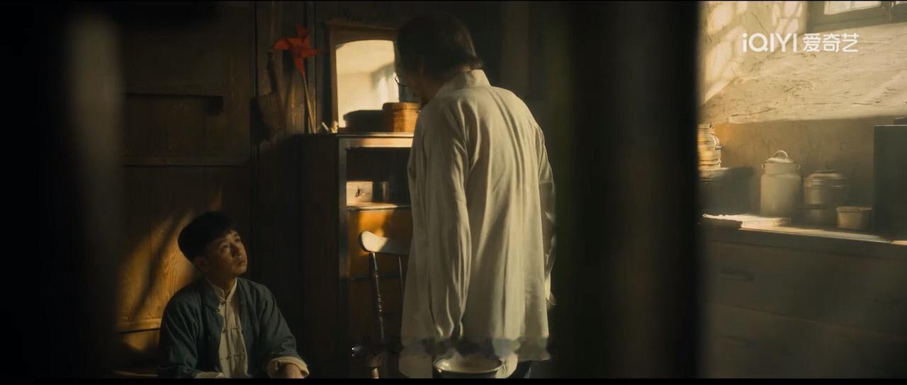 八千里路云和月张老太爷以前不理解，现在理解了，甚至还专门给万福解惑，曾雪飞明显有