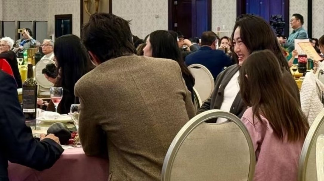 陈冠希留胡子了，一家三口在洛杉矶吃喜酒。他女儿好漂亮，很优雅啊