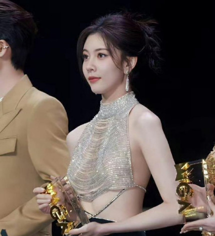 宋妍霏的钻石肚兜太前卫了吧，这身材好绝