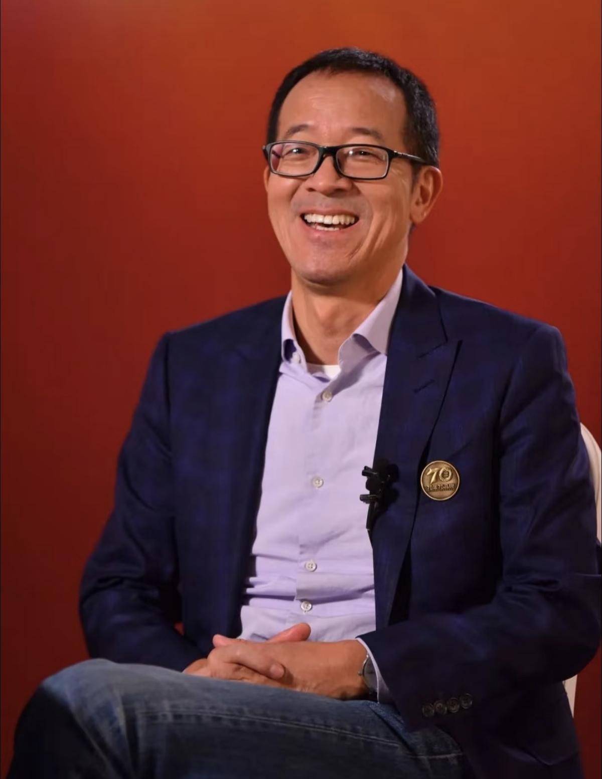 俞老师今晚来到东方甄选大号和明明分享看世界好物。直播间里刚上架的智利车厘子还