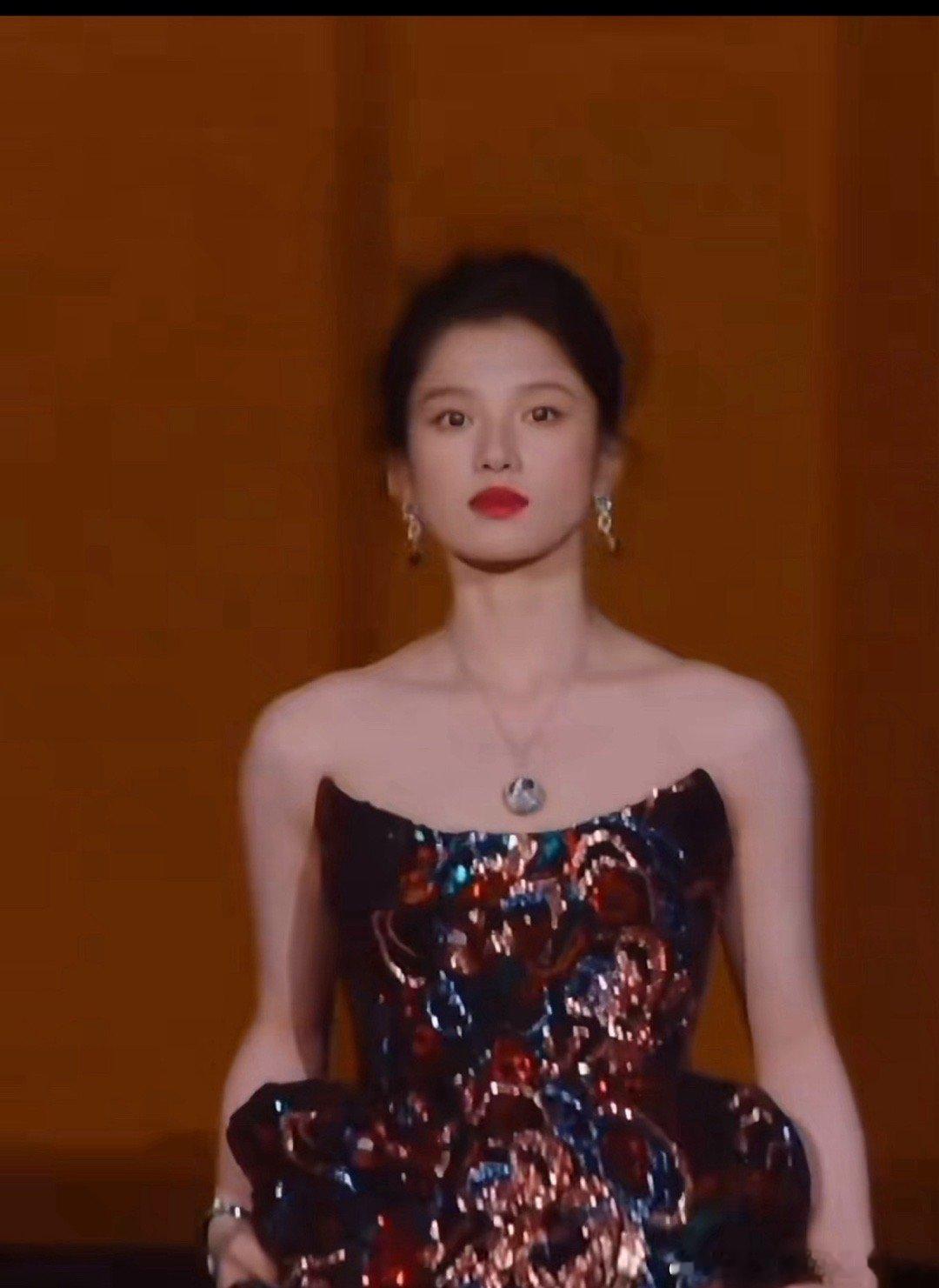 张婧仪仪态之神张婧仪这红毯仪态真的是教科书级别的——肩颈舒展得像被春风熨过，