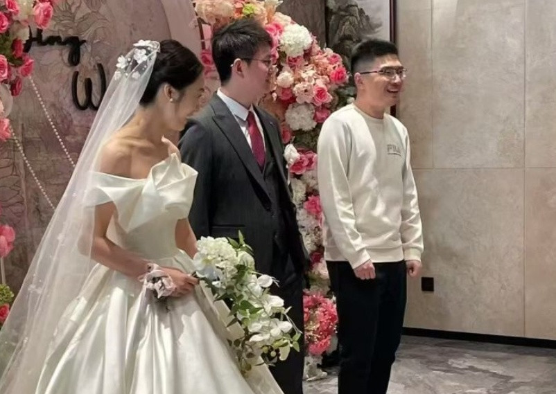 魔方男穿着和婚纱同色的衣服参加DY婚礼，新娘对着焦哥微微一笑说道：咱们位置冲突了