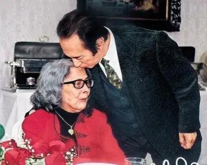 1957年，何鸿燊看着骨瘦如柴的妻子，冷漠地说：“你现在这样，我要再娶一房。”妻