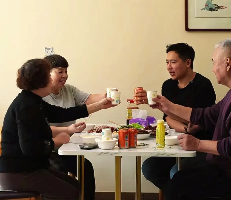 高云翔晒出和老爸吃团圆饭，亲手做包子！他现在的老婆孩子没出镜，感觉他现在挺想复出