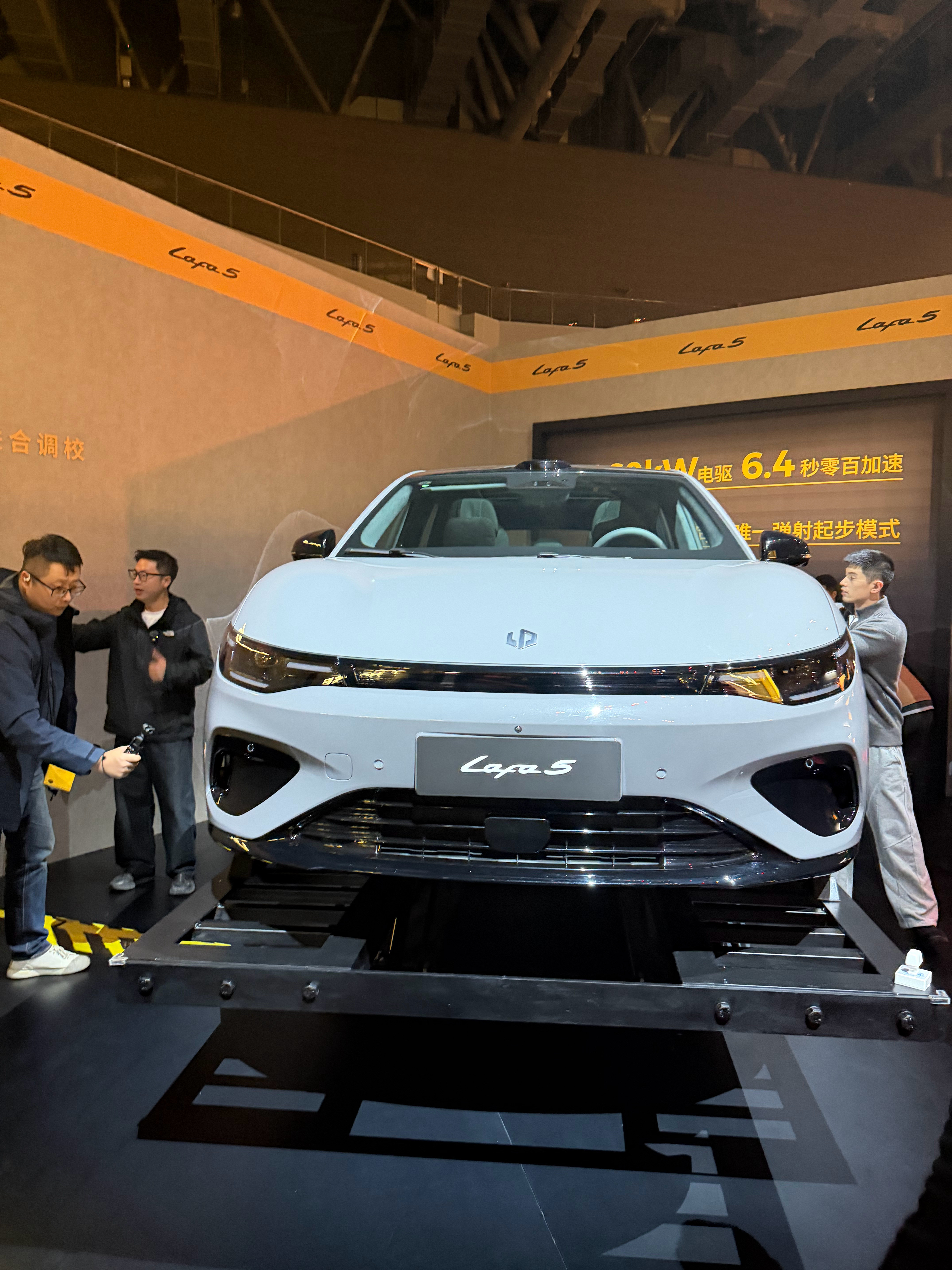 🔥10万级纯电轿跑卷王来了！零跑Lafa5上市限时9.28万起，定位是高颜值运