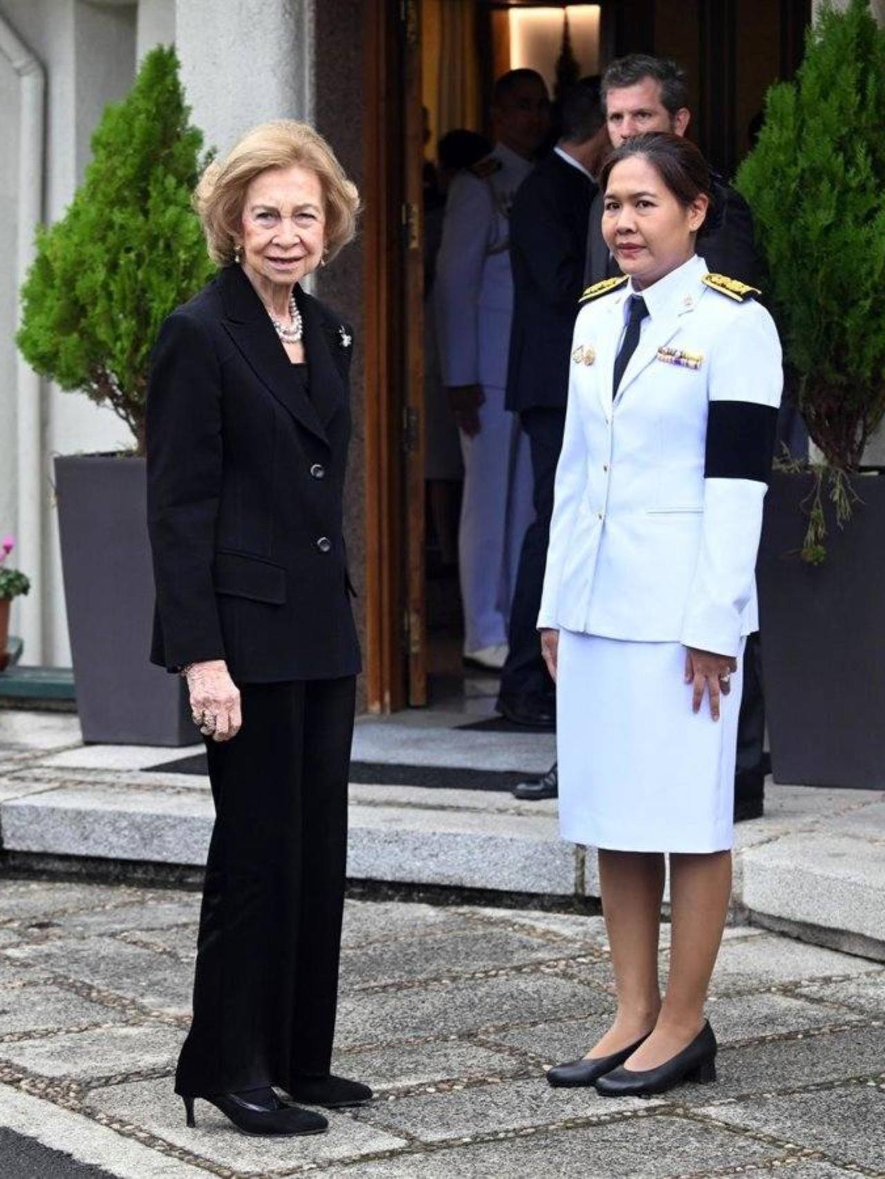 西班牙太后出席国葬,悼念诗丽吉太后西班牙索菲亚太后,前往泰国驻马德里大使馆,在