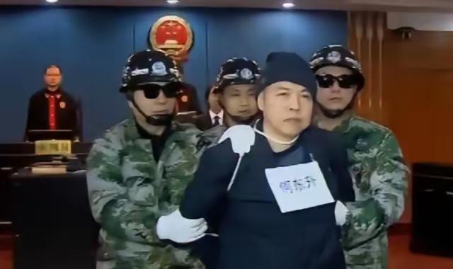 1996年，山东一男子为了独吞百万赃款，他将5名同伙哄骗到其家中，之后将他们一杀