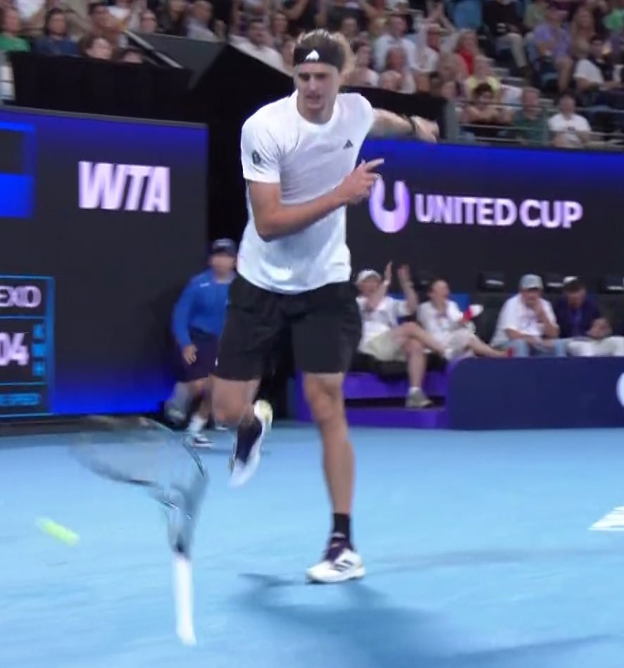 不好意思，被兹维列夫的这段话整笑了昨天输给胡尔卡奇的比赛中，兹维列夫对他爸抱怨说